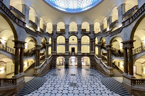Imposante Eingangshalle beim Landgericht München I