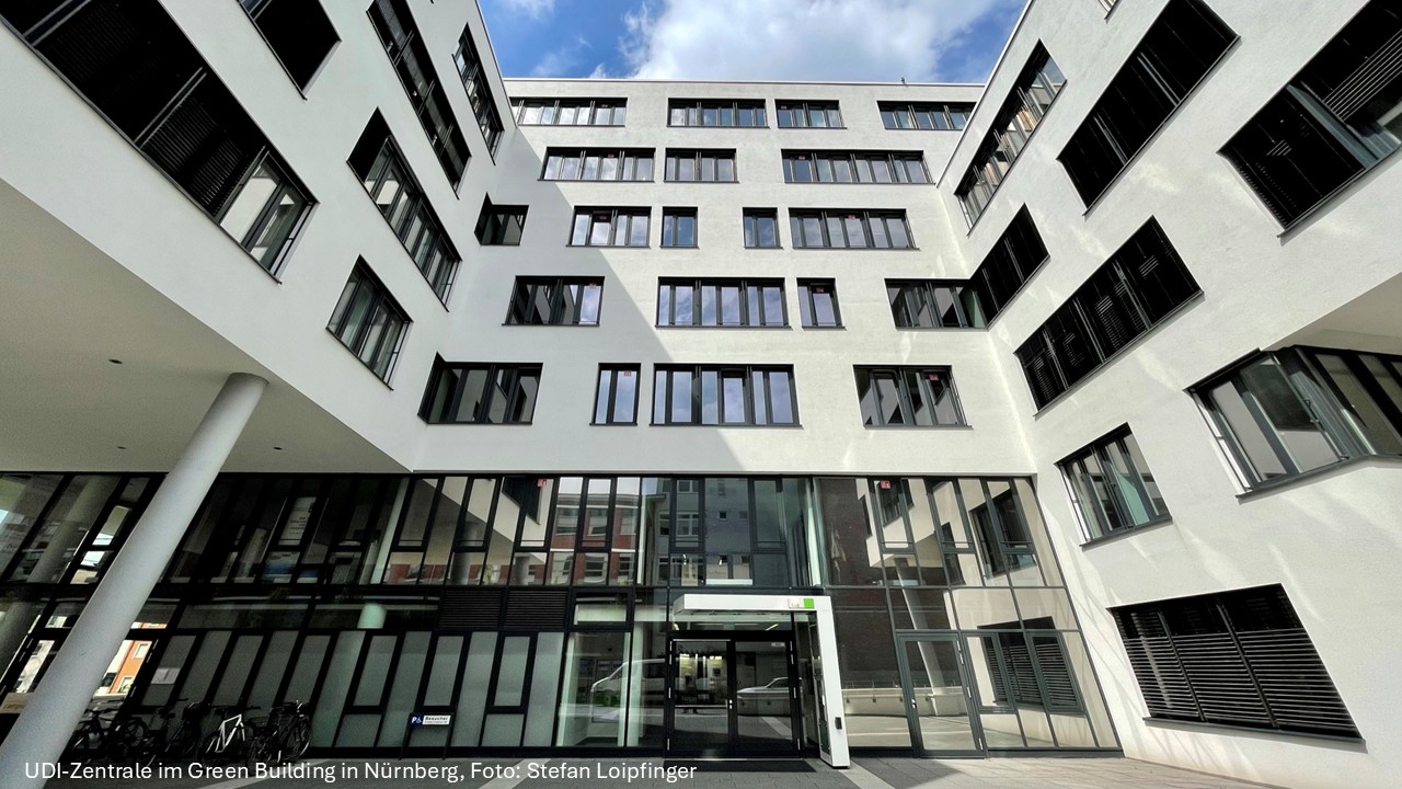 Geschäfte hinter Glasfassaden